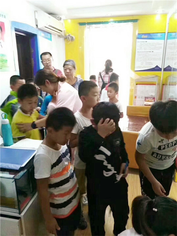 家長(zhǎng)帶著孩子進(jìn)店檢查視力，十分熱鬧