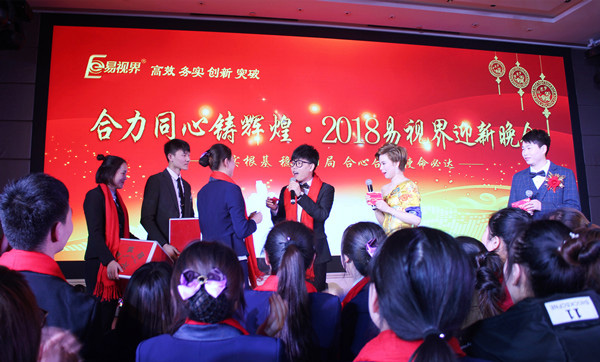 嘉文老師現場抽獎并為幸運觀眾頒獎