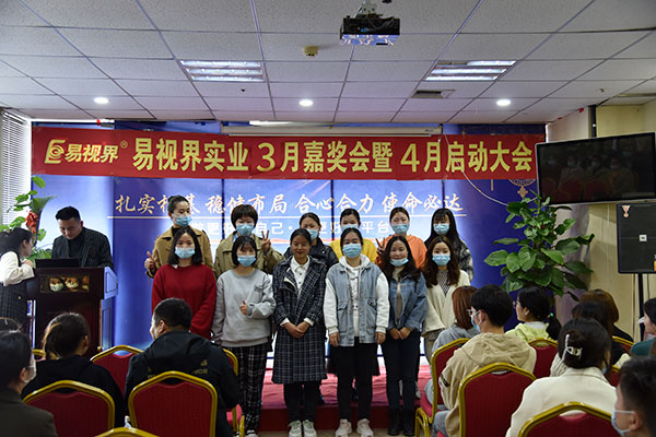 3月份表現優(yōu)秀的伙伴上臺領獎