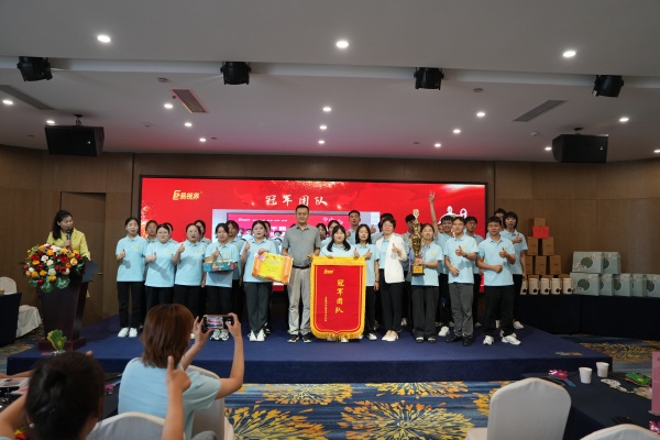 易視界2024年7月業(yè)績團(tuán)隊(duì)獲得者上臺領(lǐng)獎